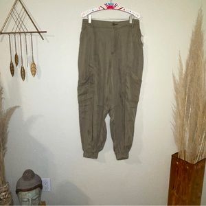 NWT Urban Outfitters Cargo Jogger Ankle Pants Size M Color Olive